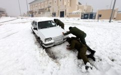 palestinians-car_2448474k.jpg